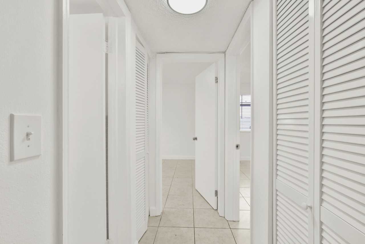 2726 SW 21 St. - Photo 5 of 23