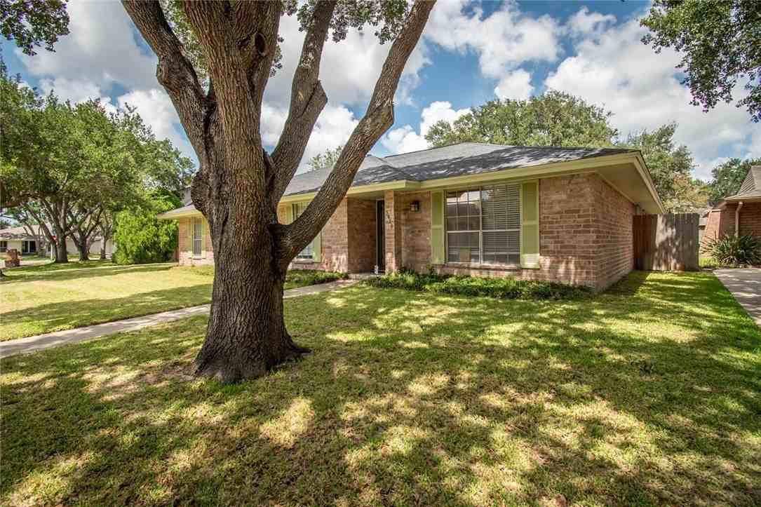 5010 Royalton Drive - Photo 3 of 40