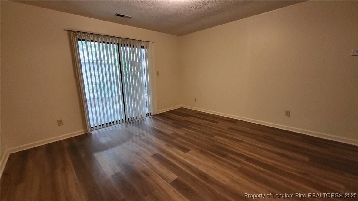 2380 Oak St - Photo 2 of 7