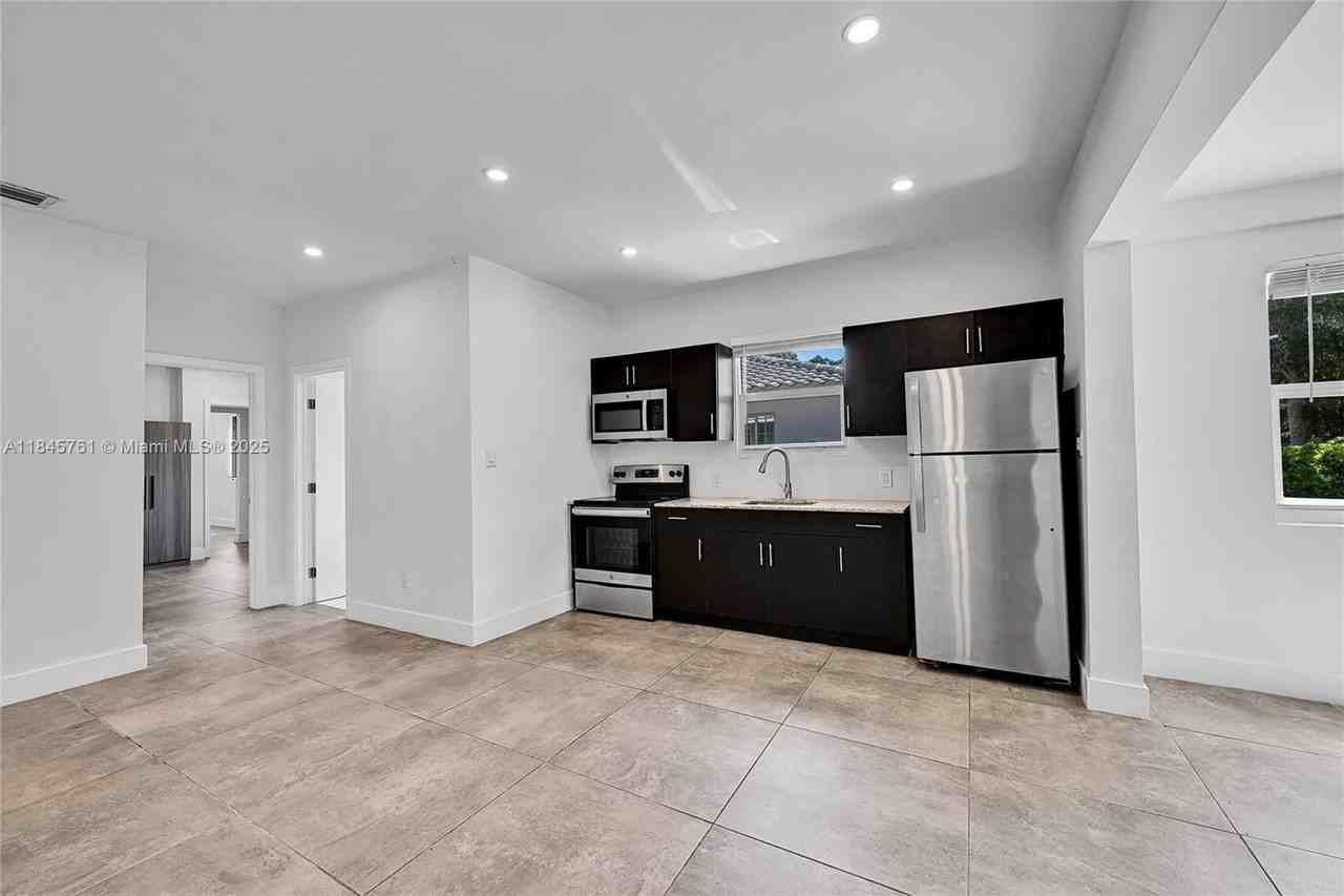 21 Ne 48th St #21 - Photo 6 of 32