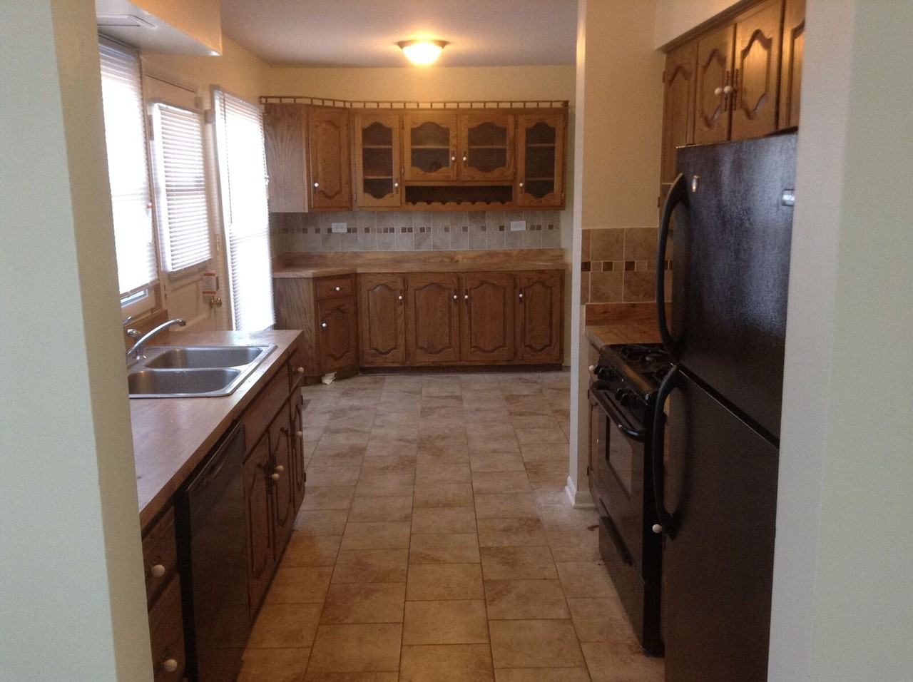 1037 Brockhurst Ct - Photo 3 of 10