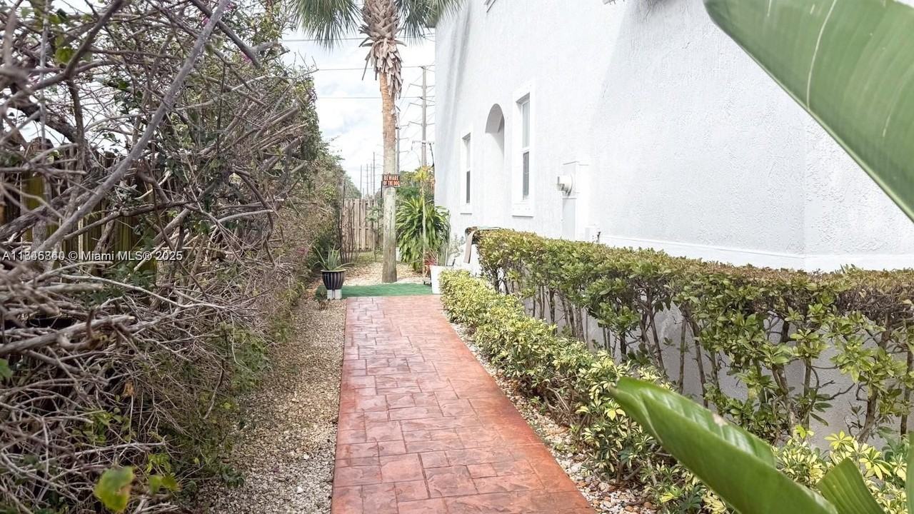 1001 Ne 208th St - Photo 2 of 33