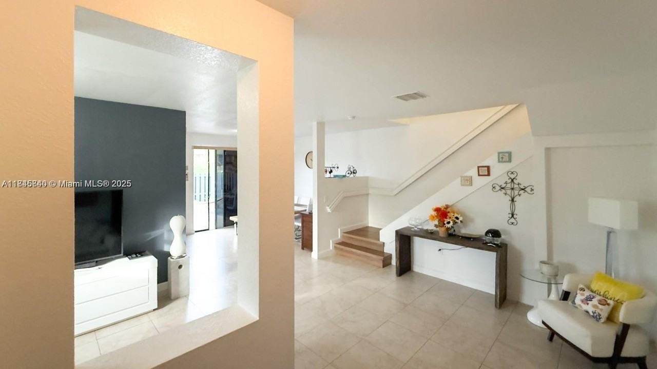 1001 Ne 208th St - Photo 4 of 33