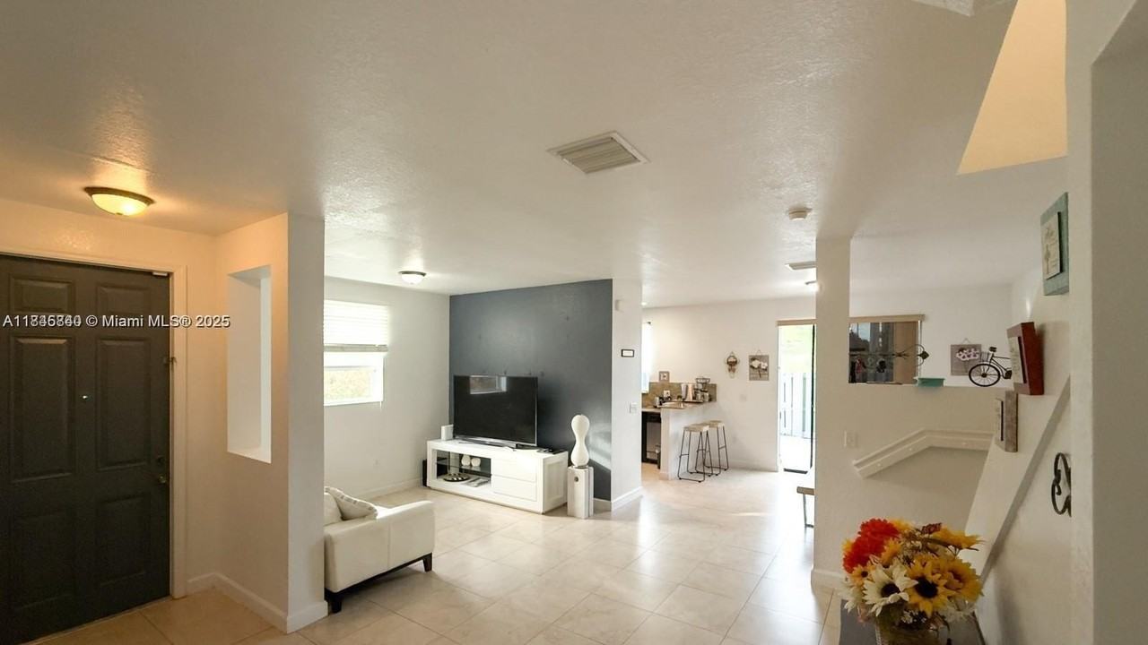 1001 Ne 208th St - Photo 5 of 33