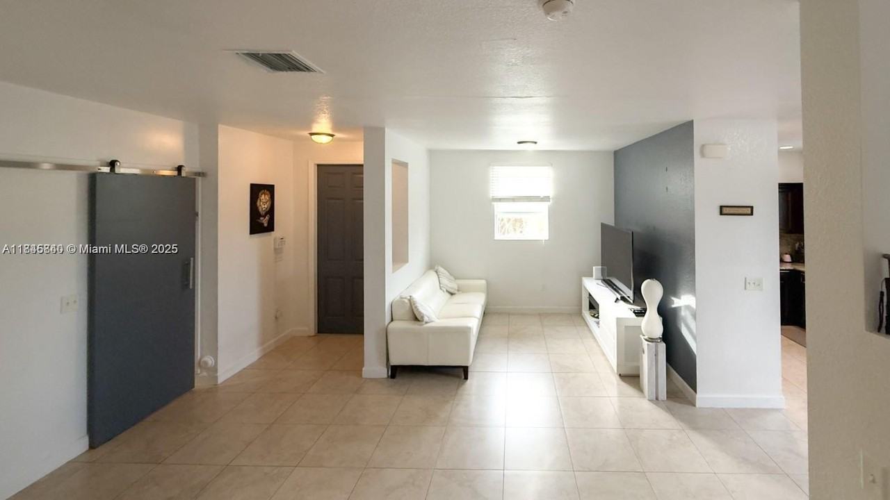 1001 Ne 208th St - Photo 6 of 33