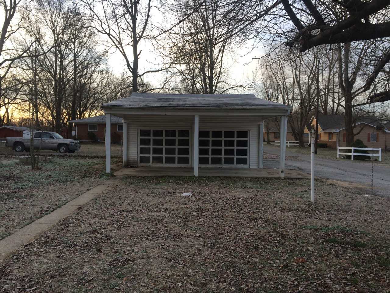 910 North Rd - Photo 2 of 8