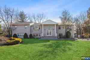 featured image of 562 Franklin Ave