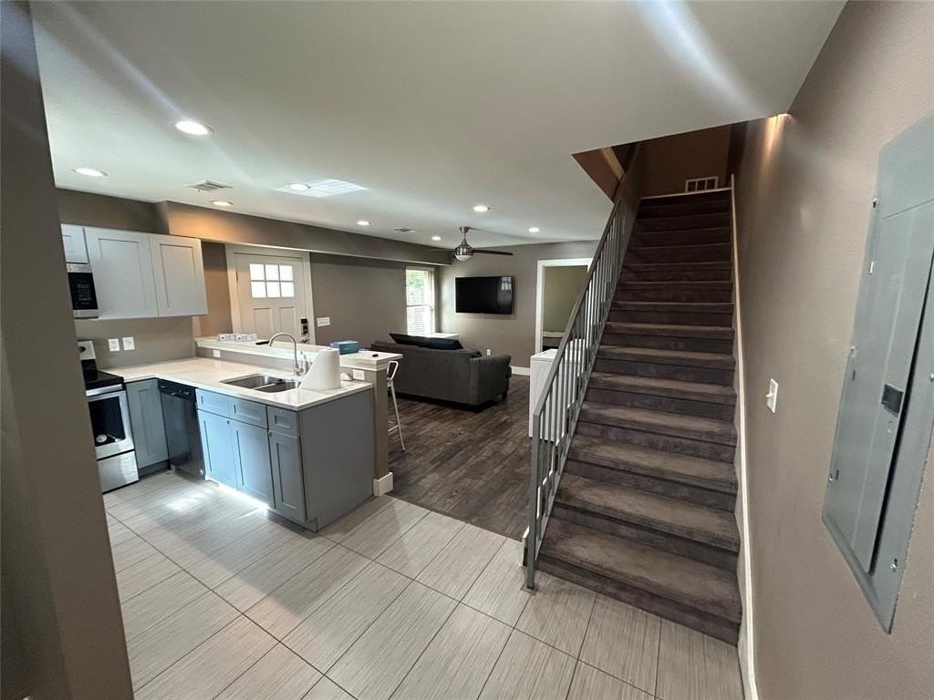 301 E Brockett St - Photo 3 of 14