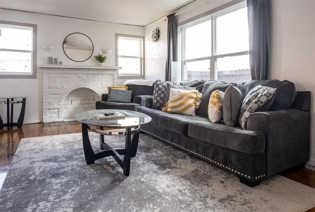 3819 Roseland Ave - Photo 4 of 11