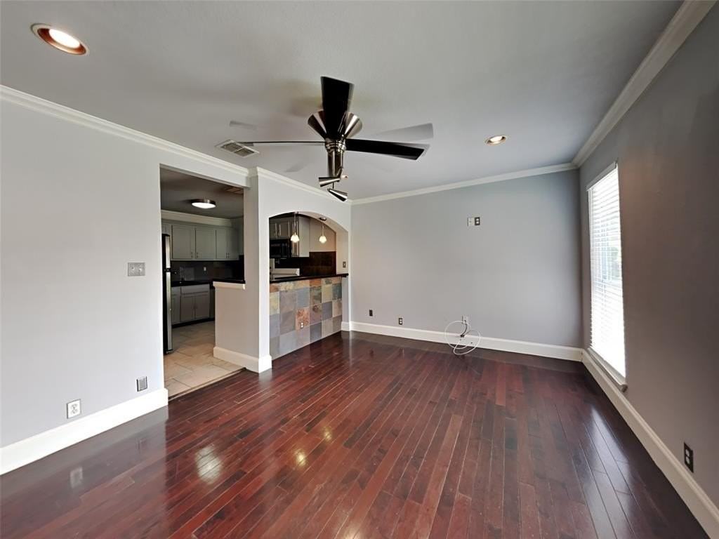 2320 Cass St - Photo 2 of 10