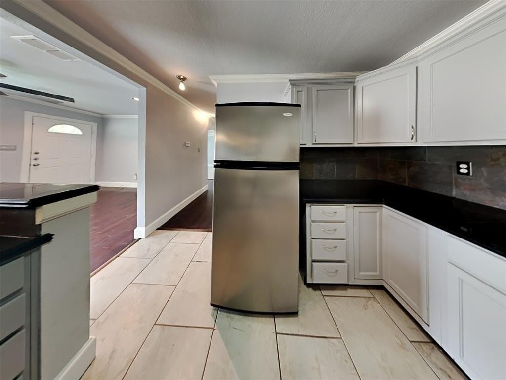 2320 Cass St - Photo 4 of 10