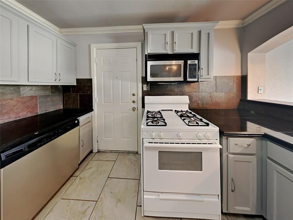 2320 Cass St - Photo 5 of 10