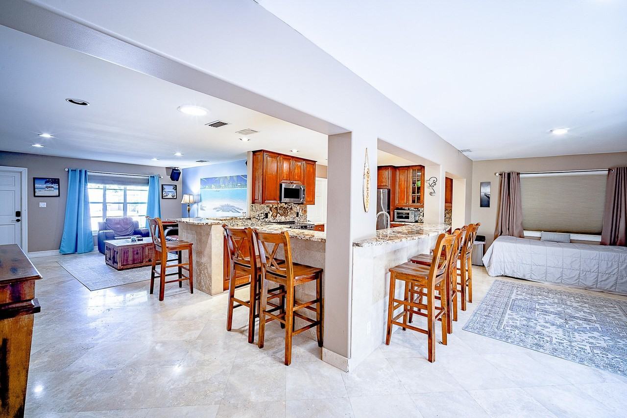 5512 Southeast Nassau Terrace - Photo 4 of 24