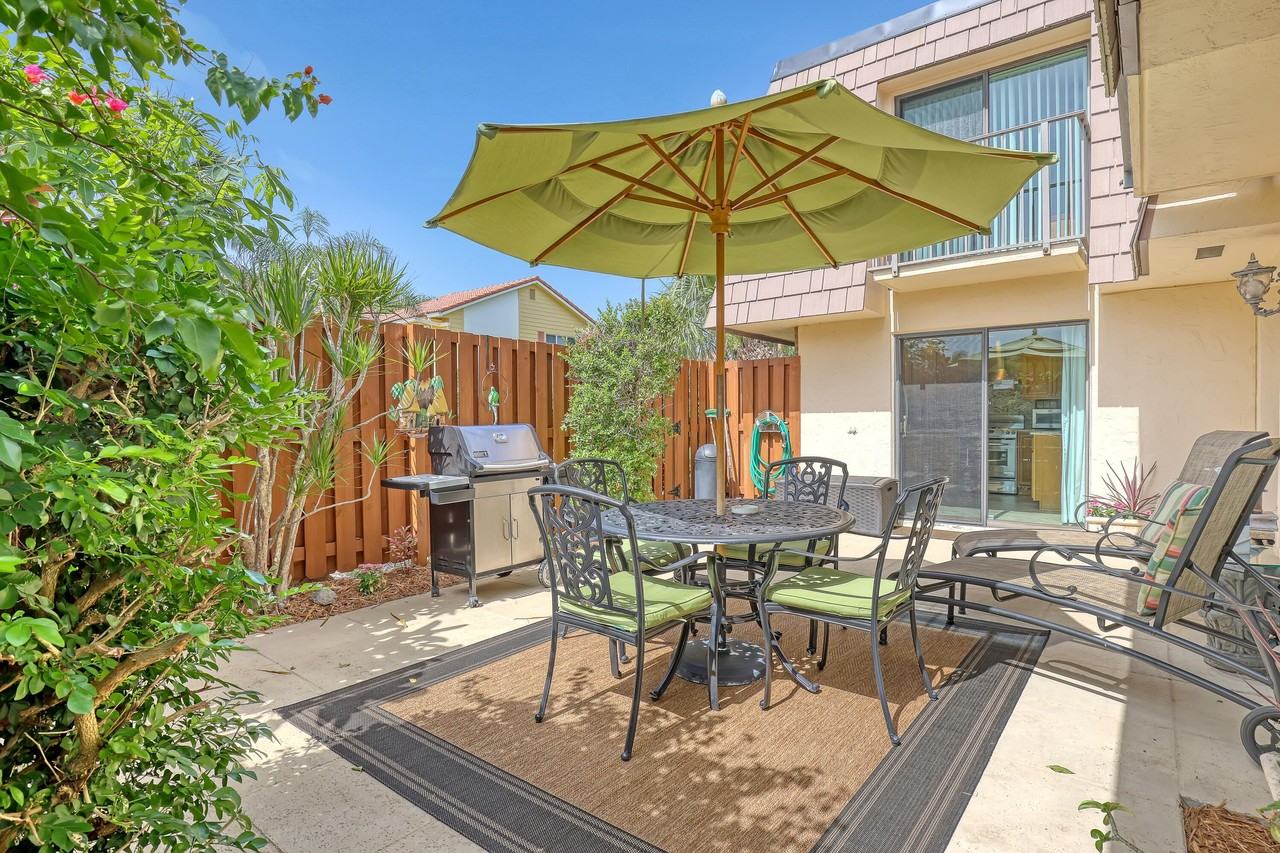 131 Ocean Cove Dr - Photo 2 of 30