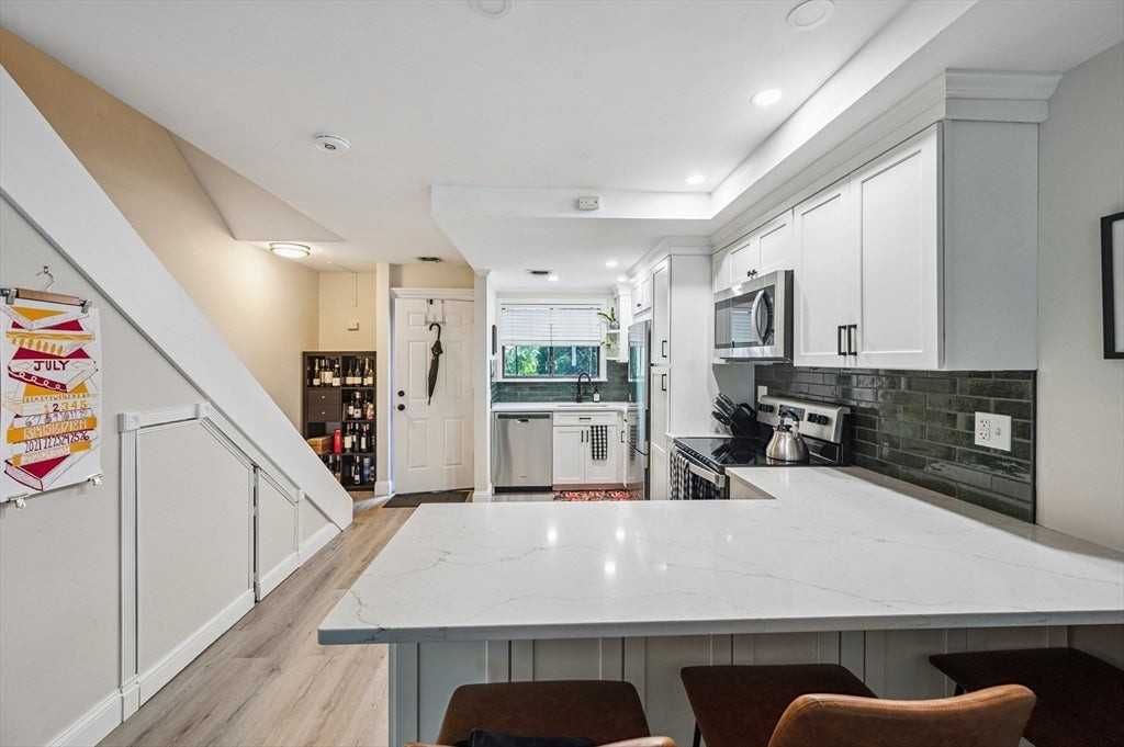 330 Sterling St - Photo 5 of 27