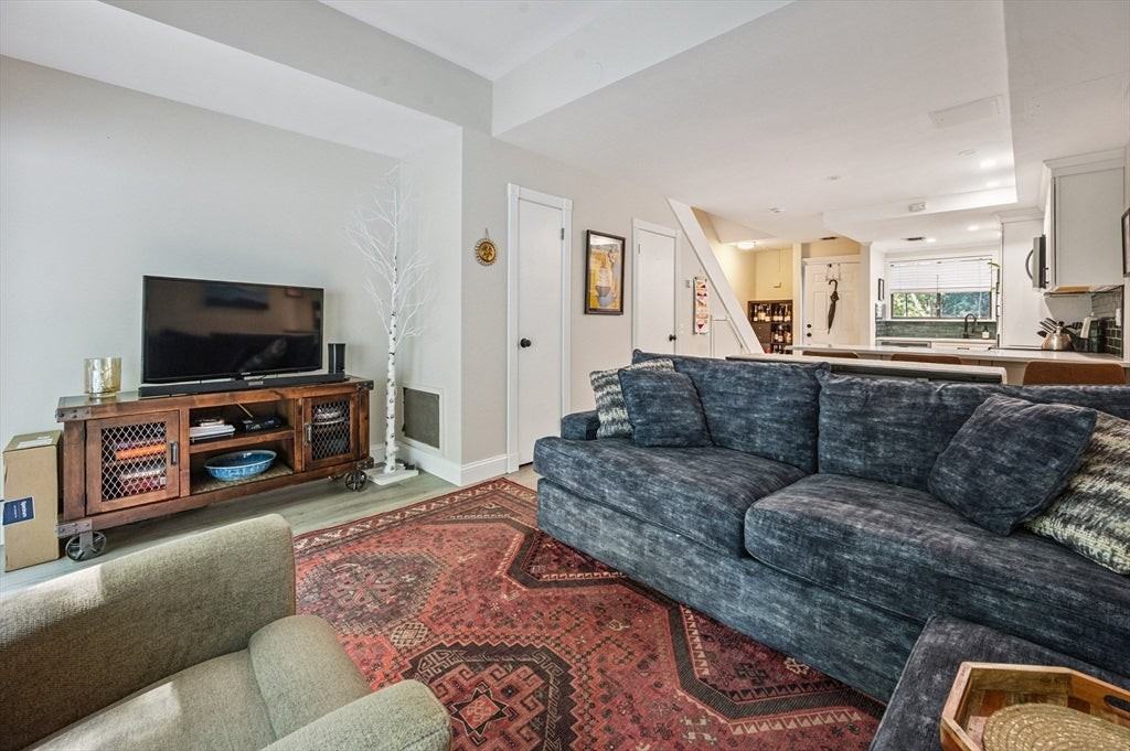 330 Sterling St - Photo 7 of 27