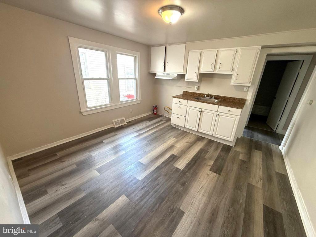 144 Walnut St ##A - Photo 4 of 8