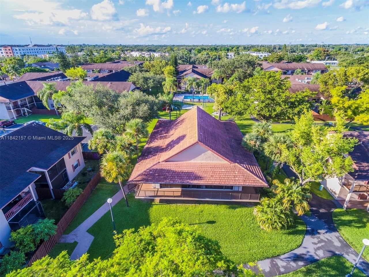 11209 Southwest 88th Street - Photo 2 of 8