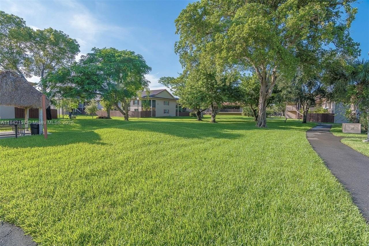 11209 Southwest 88th Street - Photo 4 of 8