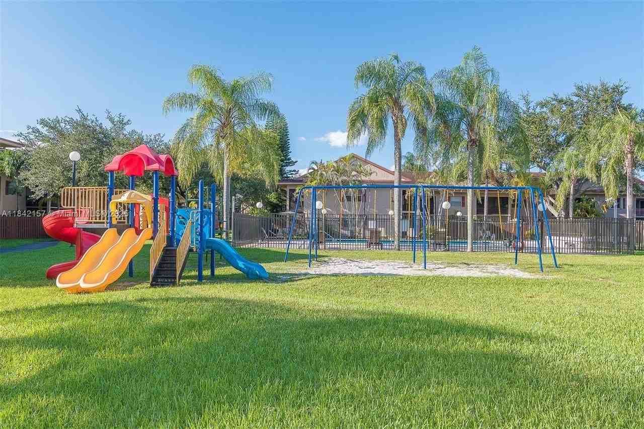 11209 Southwest 88th Street - Photo 7 of 8