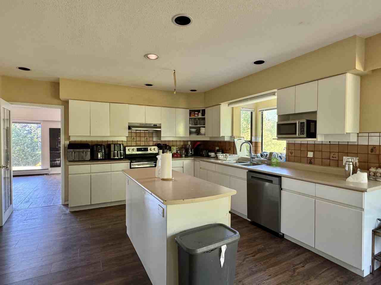 1512 Western Crescent - Photo 3 of 14