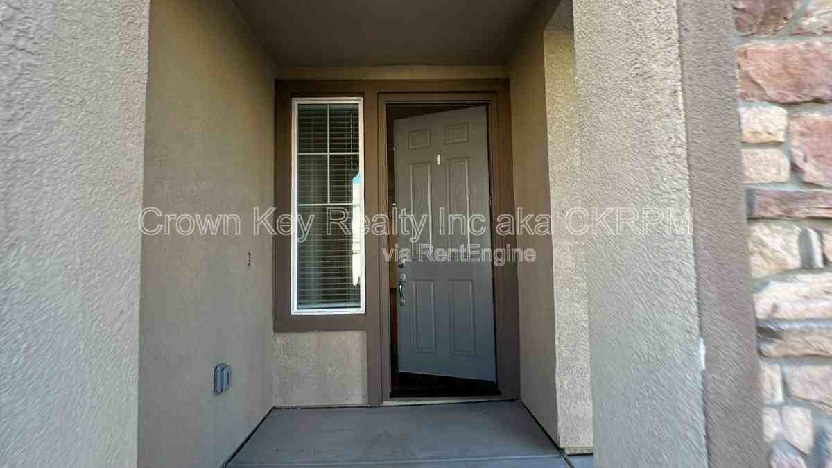 448 E Albertina Ave - Photo 2 of 10