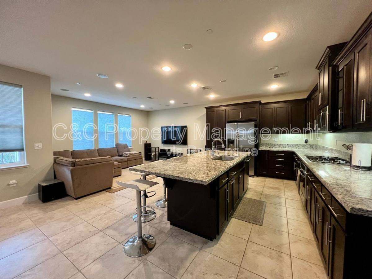 215 9th St - Photo 2 of 10