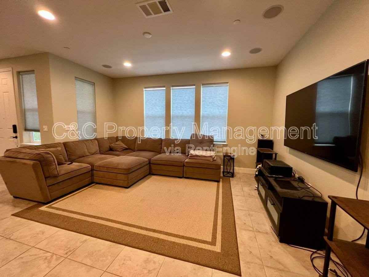 215 9th St - Photo 3 of 10