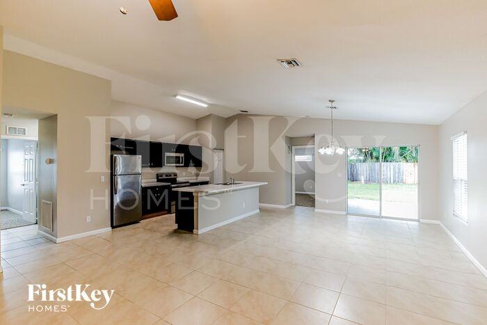 931 Se Thornhill Dr - Photo 3 of 16