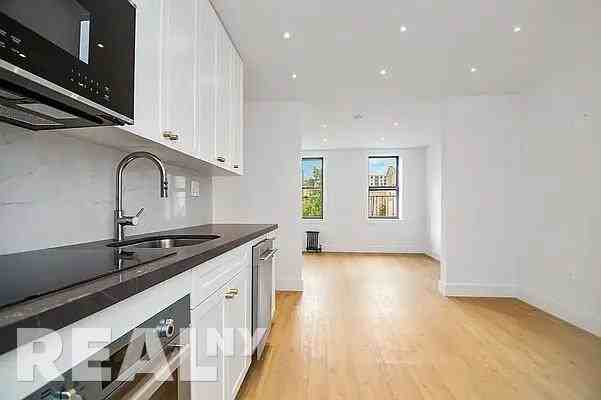 E 4th St #5 - Photo 3 of 5