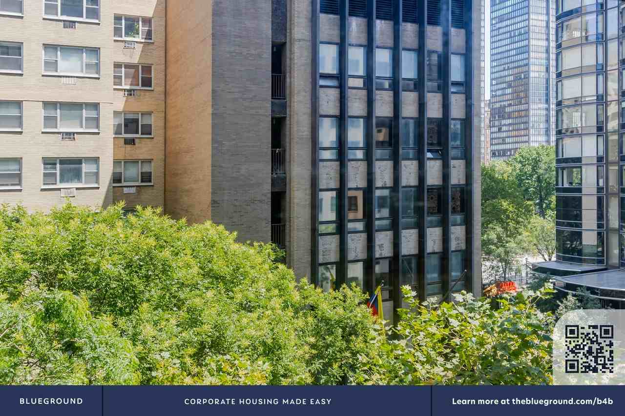 330 East 46th Street - Photo 6 of 24