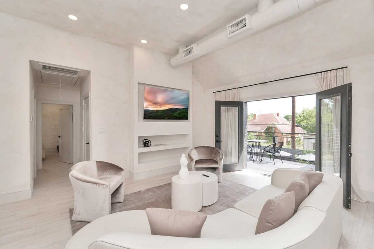 2683 Blodgett Street - Photo 3 of 50