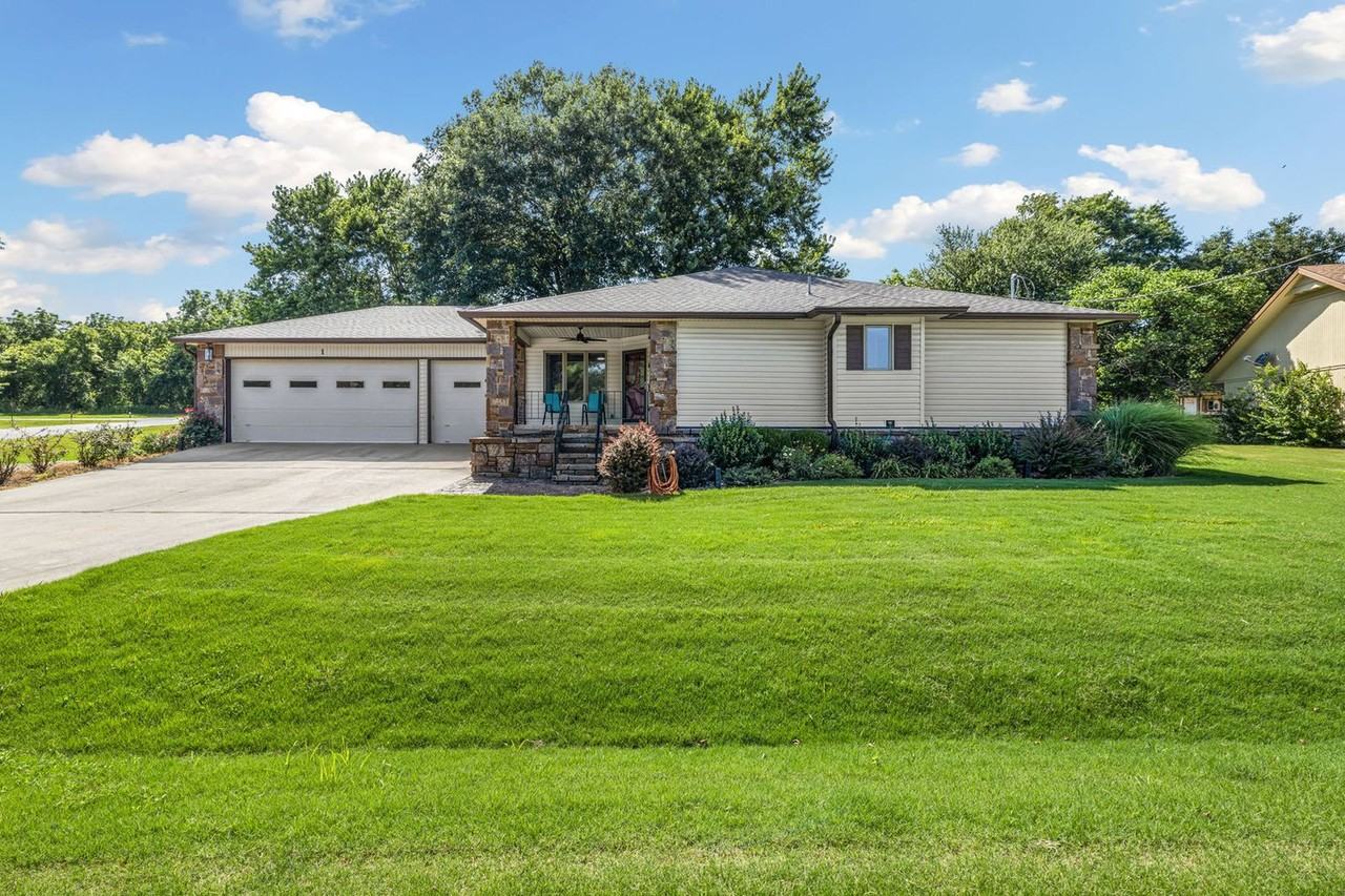 1 Scotsdale Pl #1257580P - Photo 2 of 25