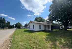 featured image of 1049 E Oak St