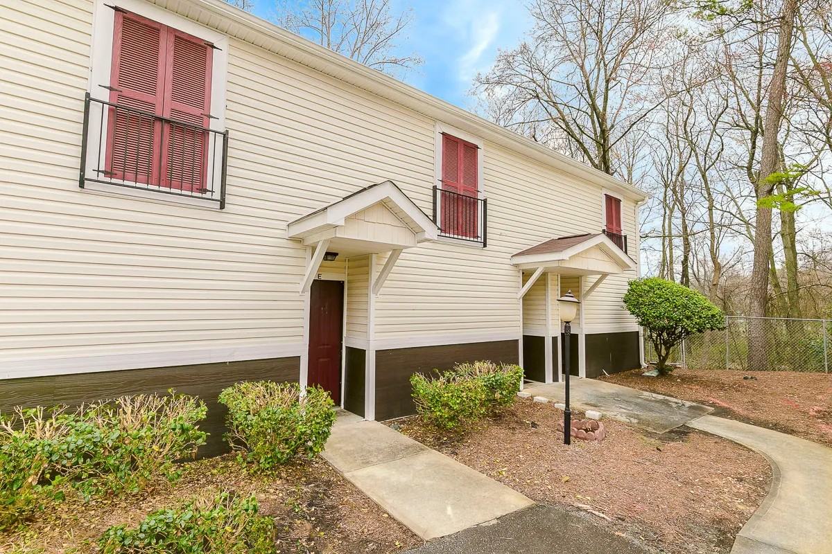 Empire Crossing - Photo 2 of 15