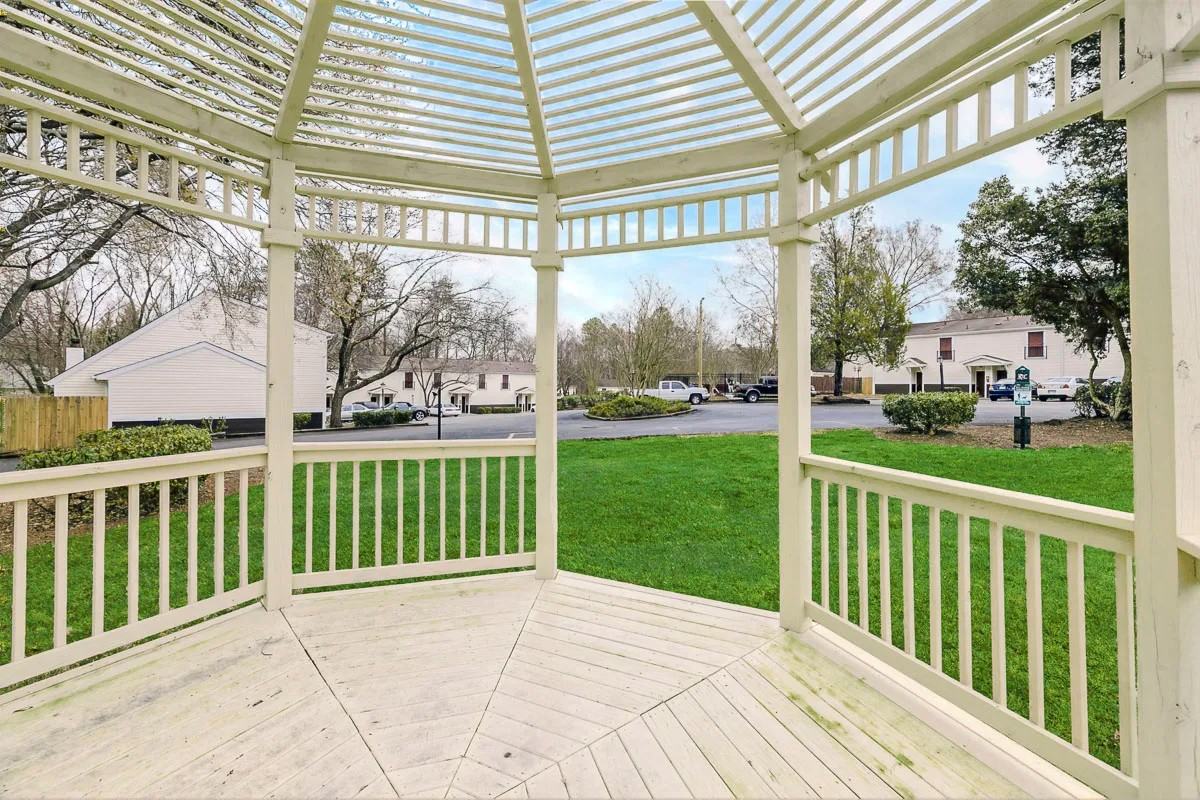 Empire Crossing - Photo 7 of 15