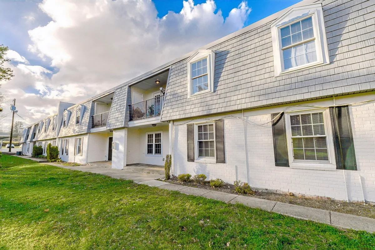 Empire Crossing - Photo 3 of 15