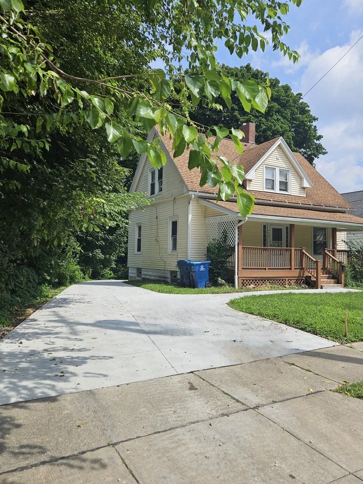 429 Lake St - Photo 4 of 17