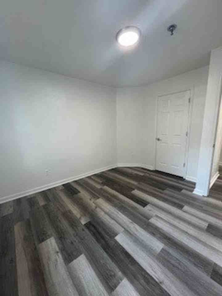 100 Collegiate Ct - Photo 5 of 23