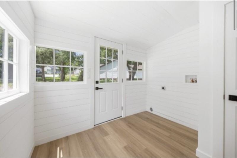 322 E 15th St - Photo 4 of 8