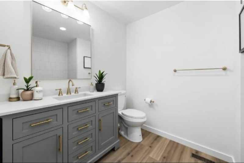 322 E 15th St - Photo 5 of 8