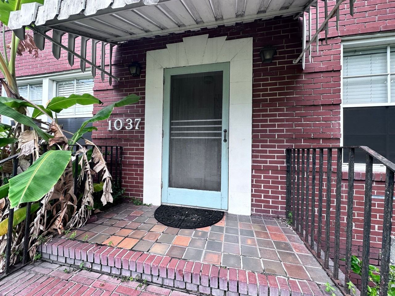 *** TWO WEEKS FREE*** Charming 1BR Near San Marco – Great Location! - Photo 2 of 2