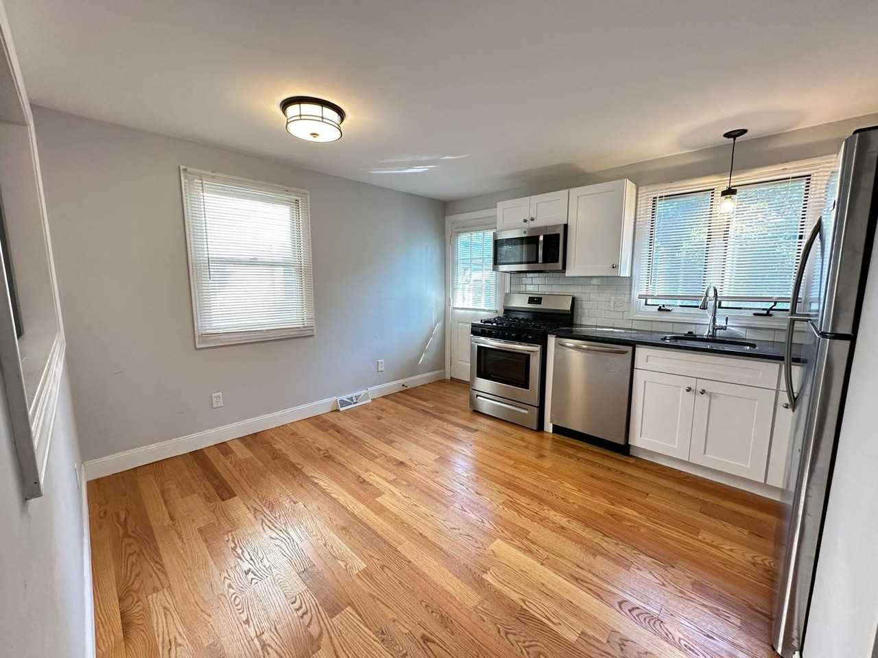 83 Middle St - Photo 2 of 16