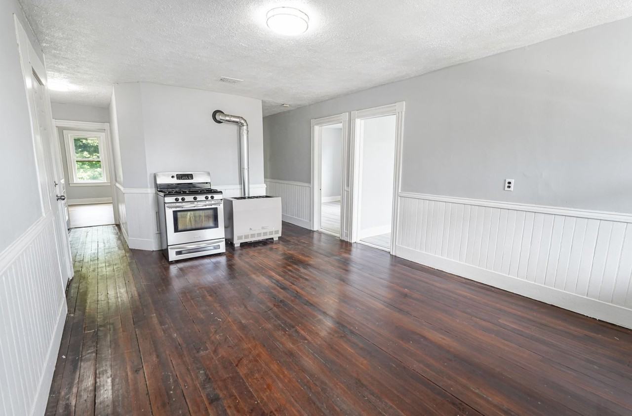 107 Smith St - Photo 2 of 20