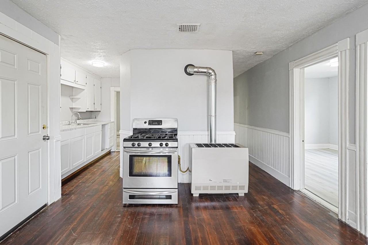 107 Smith St - Photo 3 of 20