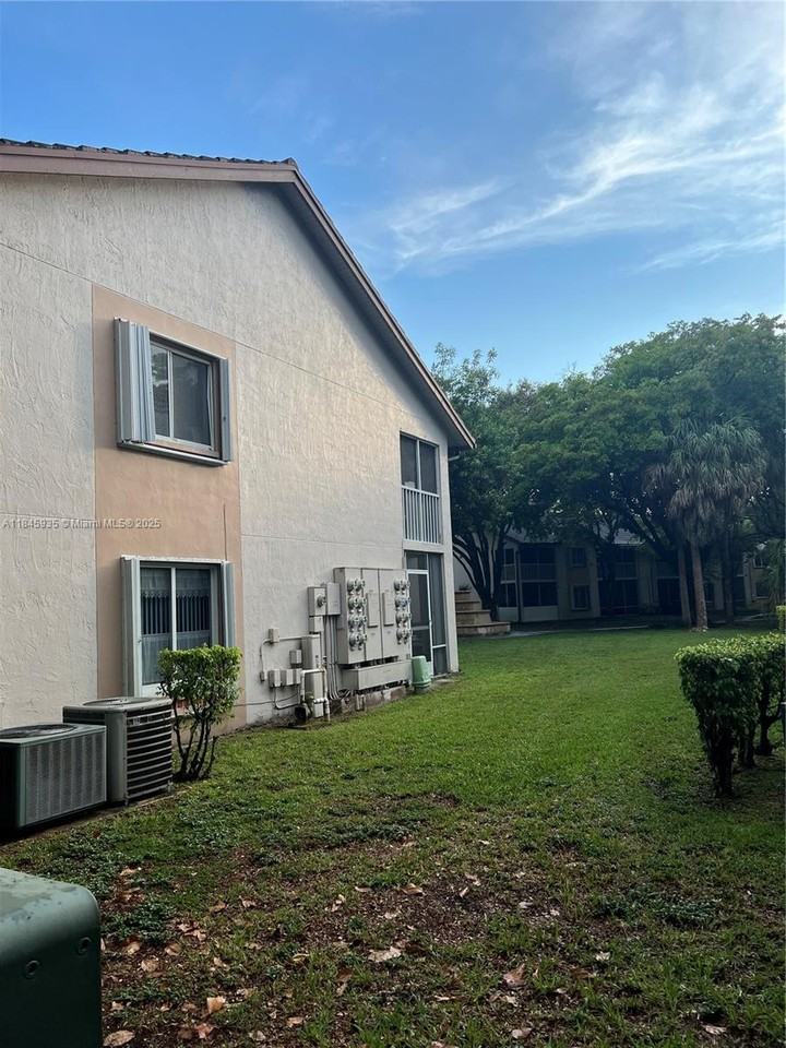 9403 Sw 138th Pl - Photo 3 of 8