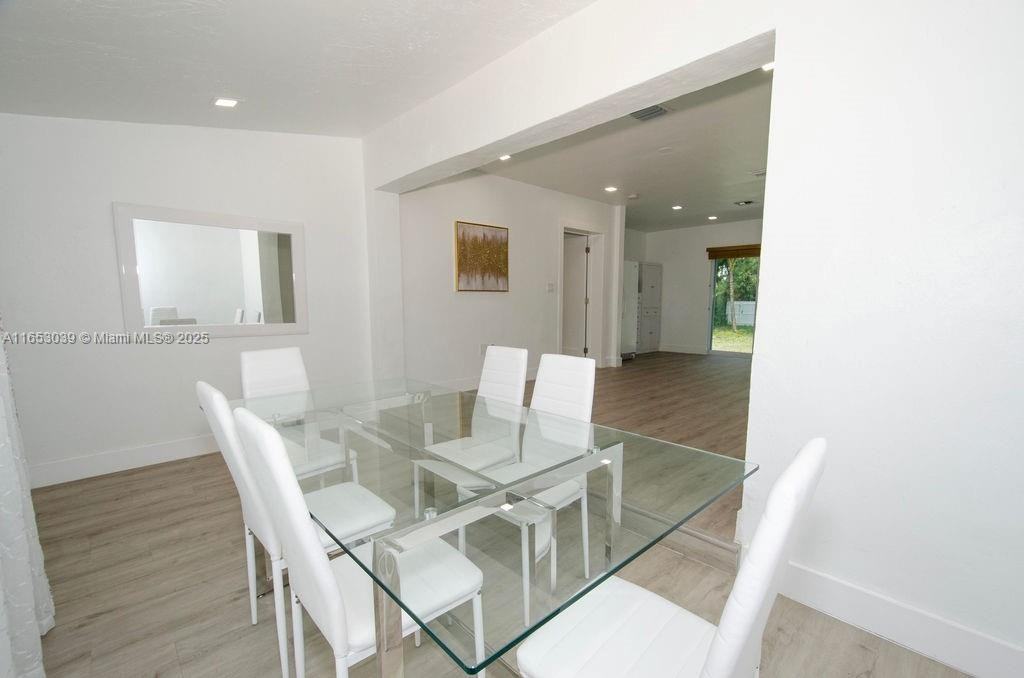 935 Ne 129th St - Photo 3 of 8