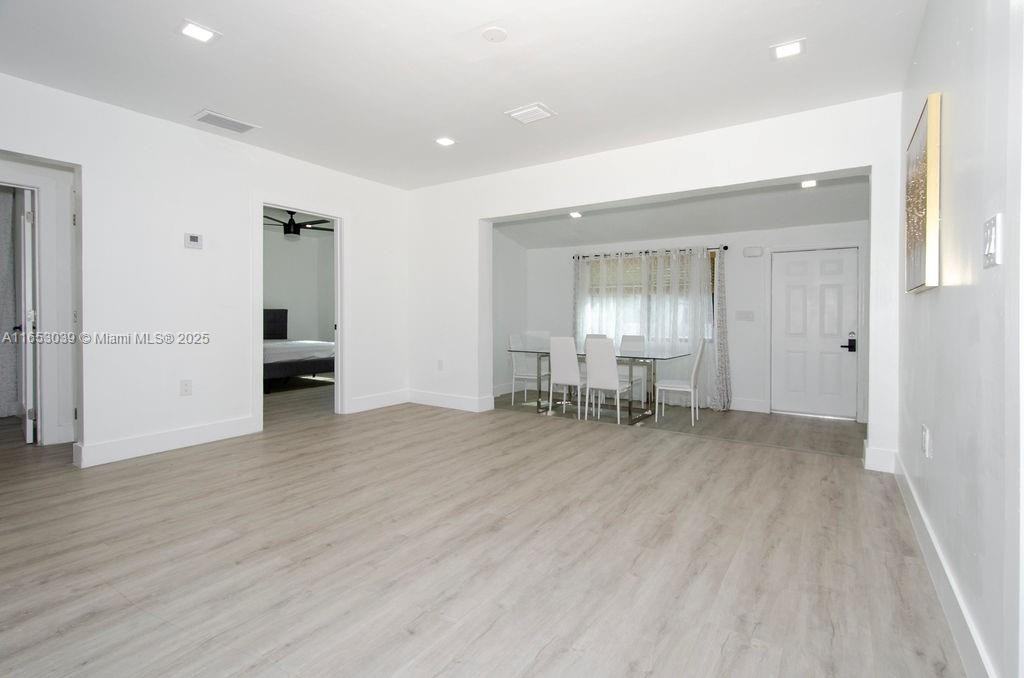 935 Ne 129th St - Photo 4 of 8