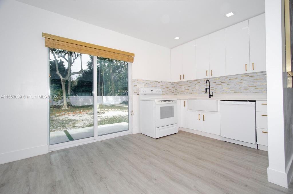 935 Ne 129th St - Photo 6 of 8