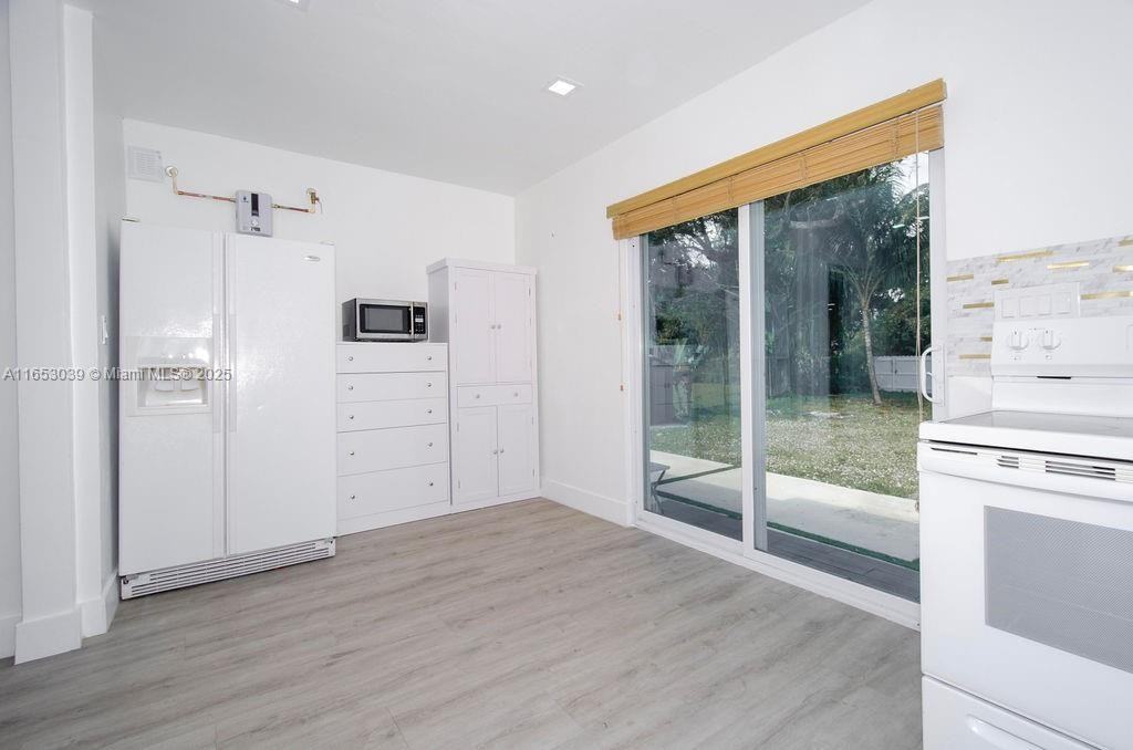 935 Ne 129th St - Photo 7 of 8